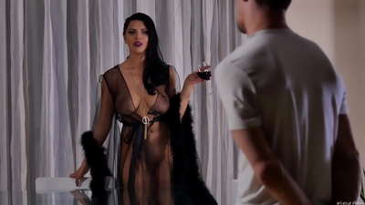 Druslu Kira Queen bauð nágranna sínum í te og fokaði honum á matarborðið